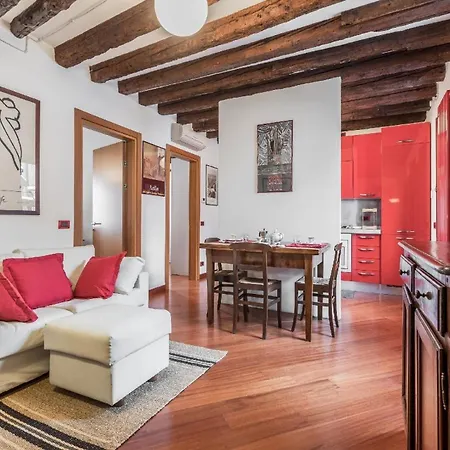 Apartment Huebsche Mit Terrasse, Rialtobruecke In Der Naehe *
