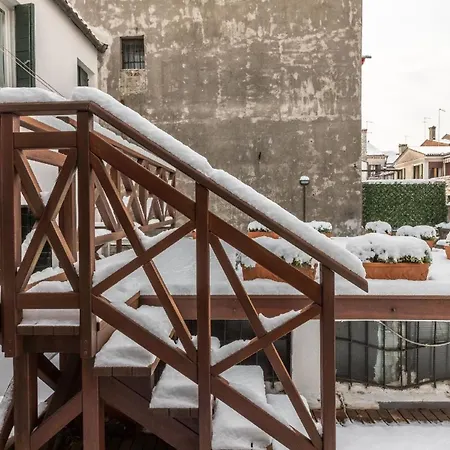 Huebsche Mit Terrasse, Rialtobruecke In Der Naehe Apartment